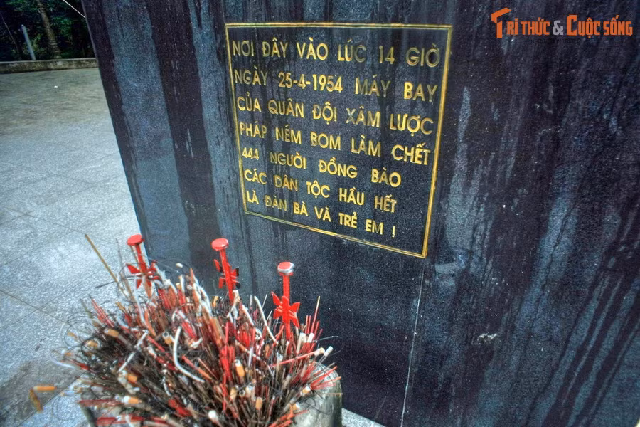 Vào ngày 25/4/1954, giai đoạn cuộc chiến Điện Biên Phủ đã gần ngã ngũ, vào khoảng 14h trưa, quân Pháp bất ngờ cho nhiều tốp máy bay bổ nhào cắt bom, dội thẳng xuống đầu người dân vô tội ở trại tập trung Noong Nhai, khiến cho 444 người thiệt mạng.