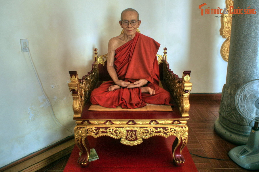 Tượng thiền sư Hộ Nhẫn - người sáng lập chùa Thiền Lâm - được tạo tác sống động như người thật, được tôn trí cạnh tượng Phật.