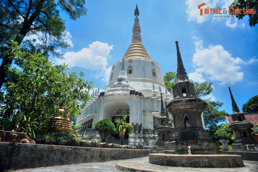 Về mặt công năng, tòa bảo tháp được chia thành hai tầng, trong đó tầng trên tôn trí Xá lợi Phật Thích Ca và chư Thánh tăng.