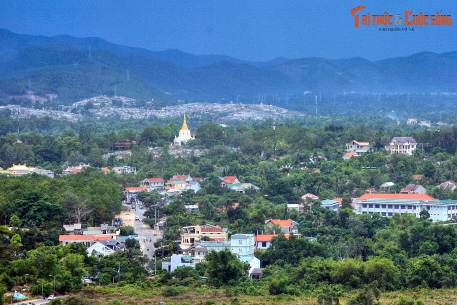 Nhìn từ đỉnh núi Ngự, tòa bảo tháp hiện lên nổi bật giữa bức tranh phong cảnh tuyệt vời của Cố đô Huế.