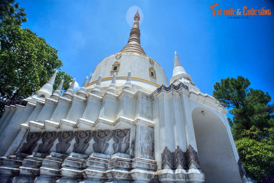Chân tháp được xây theo bình đồ hình vuông, trong khi đỉnh tháp hình tròn thuôn về phía trên như hình quả chuông, trên cùng có chóp nhọn cao vút được sơn nhũ vàng.