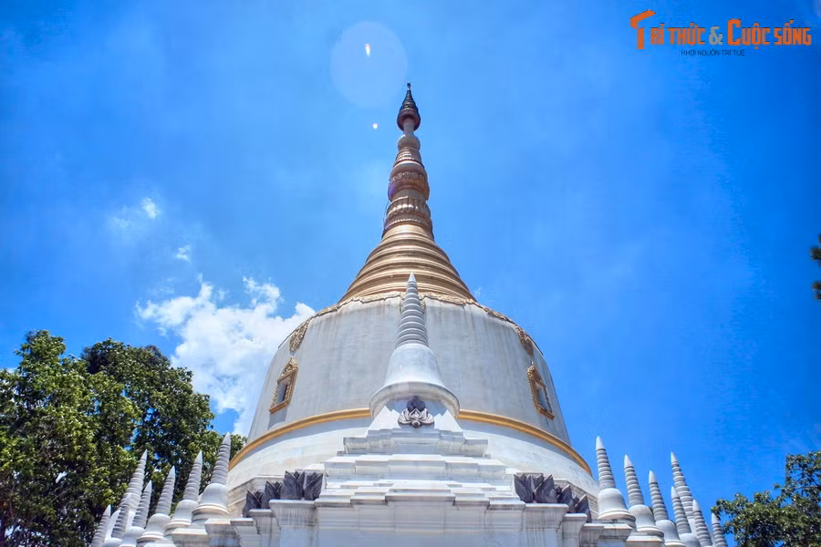 Được mô phỏng theo kiến trúc Chùa Vàng Shwedagon nổi tiếng của Myanmar, tòa tháp toát lên dáng vẻ uy nghi mà cũng không kém phần thanh thoát.