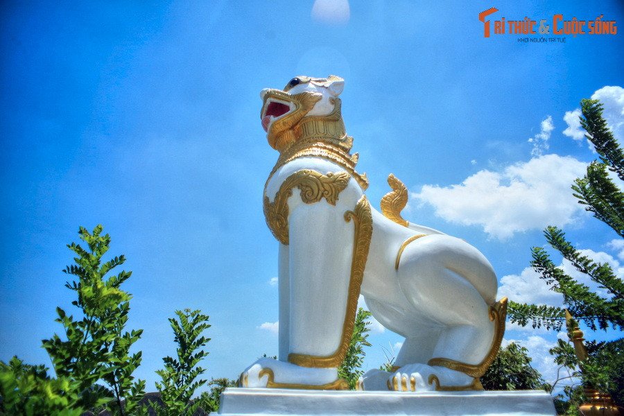 Xung quanh bảo tháp của chùa Thiền Lâm có bốn tượng sư tử nhìn về bốn hướng Đông - Tây - Nam - Bắc. Đây là linh vật bảo vệ Phật pháp theo thế giới quan Phật giáo Nam Tông.