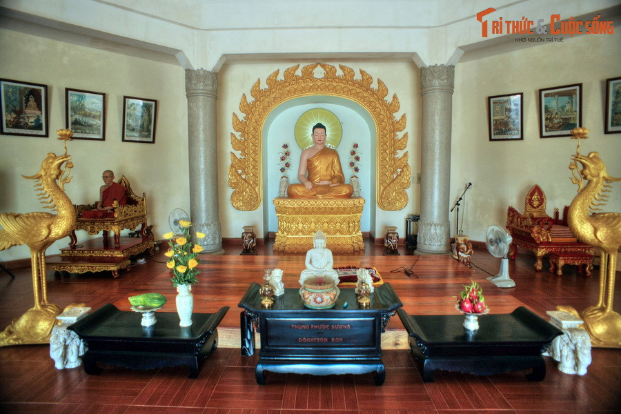 Tầng dưới là chính điện, nơi có một pho tượng Phật được bài trí tôn nghiêm ở trung tâm. Sau lưng chính điện có phòng khách và thiền phòng.