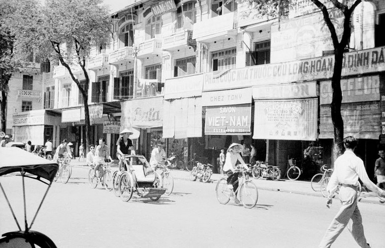 Xích lô và xe đạp trên đường d'Espagne, nay là đường Lê Thánh Tôn.