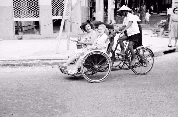 Hai cô gái Pháp trên xích lô.