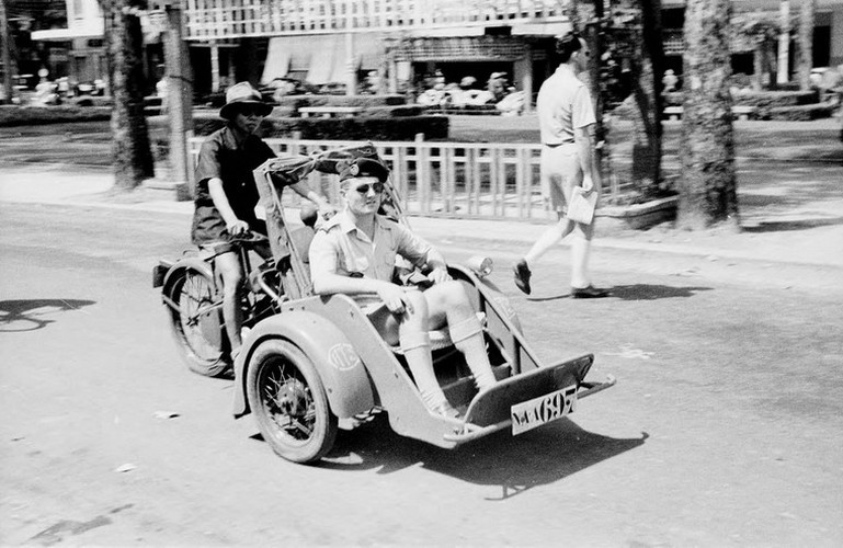 Sĩ quan Pháp ngồi xích lô máy trên đại lộ Bonard (Lê Lợi).