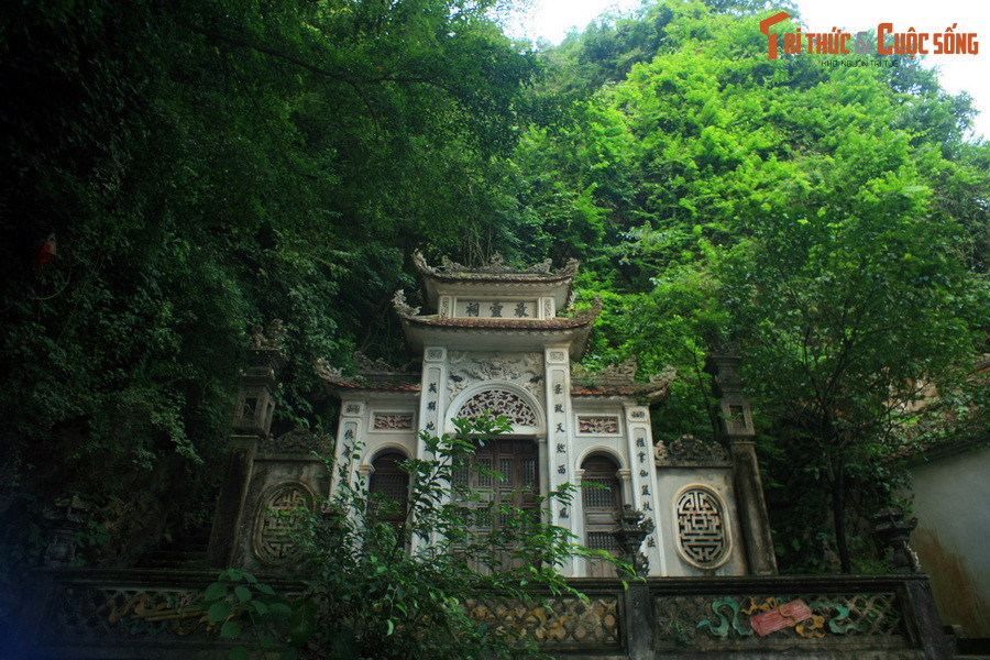 Tọa lạc tại vùng núi đá vôi ở địa phận xã Gia Thanh, huyện Gia Viễn, tỉnh Ninh Bình, chùa và động Địch Lộng là một thắng cảnh lưu danh sử sách của nước ta.