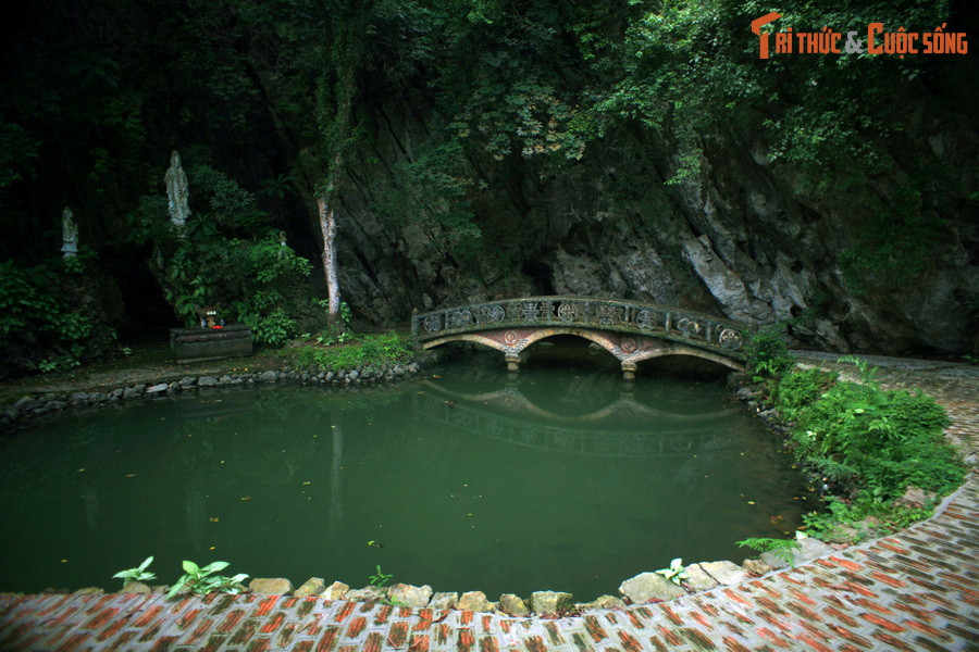 Phía dưới chân núi Địch Lộng là một hệ thống kiến trúc được xây dựng thành nhiều lớp theo thế chữ "Tam" trên một diện tích rộng hơn 1ha.