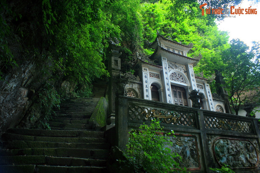 Tâm điểm của khu di tích là các hang động nằm trên sườn núi. Dẫn lên hang là lối mòn gồm hơn 100 bậc đá.