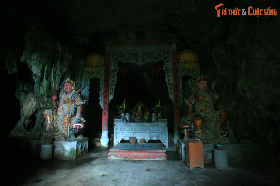 Trong chuyến tuần du ra Bắc Hà năm 1821, vua Minh Mạng đã ban tặng cho động và chùa Địch Lộng 5 chữ “Nam thiên đệ tam động", có nghĩa động đẹp thứ ba ở trời Nam.