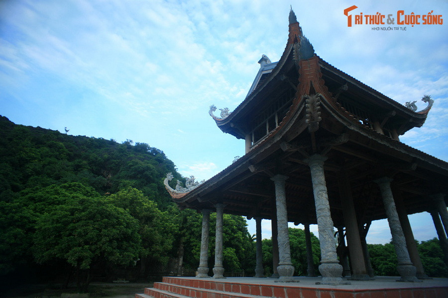 Trải qua nhiều đợt xây dựng khác nhau, ngày nay chùa và động Địch Lộng là một cụm di tích gồm nhiều công trình lớn, nhỏ, xung quanh là núi đá với cây cối xanh tươi.