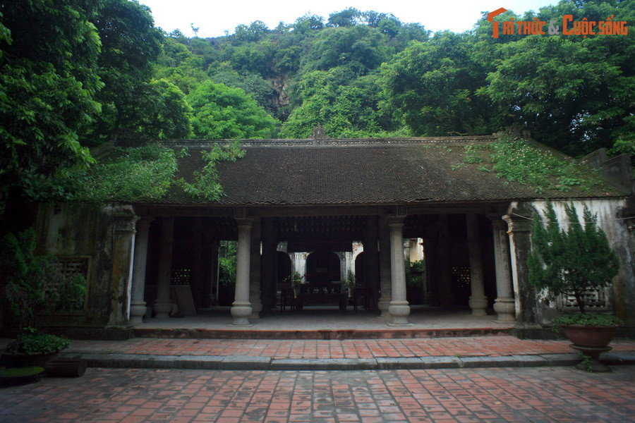 Công trình nổi bật ở đây là đình thờ Lý Quốc Sư, một ngôi đình 5 gian được gọi là Đình Đá, vì tất cả các cột, tảng, xà đùi, cái bẩy đều bằng đá.