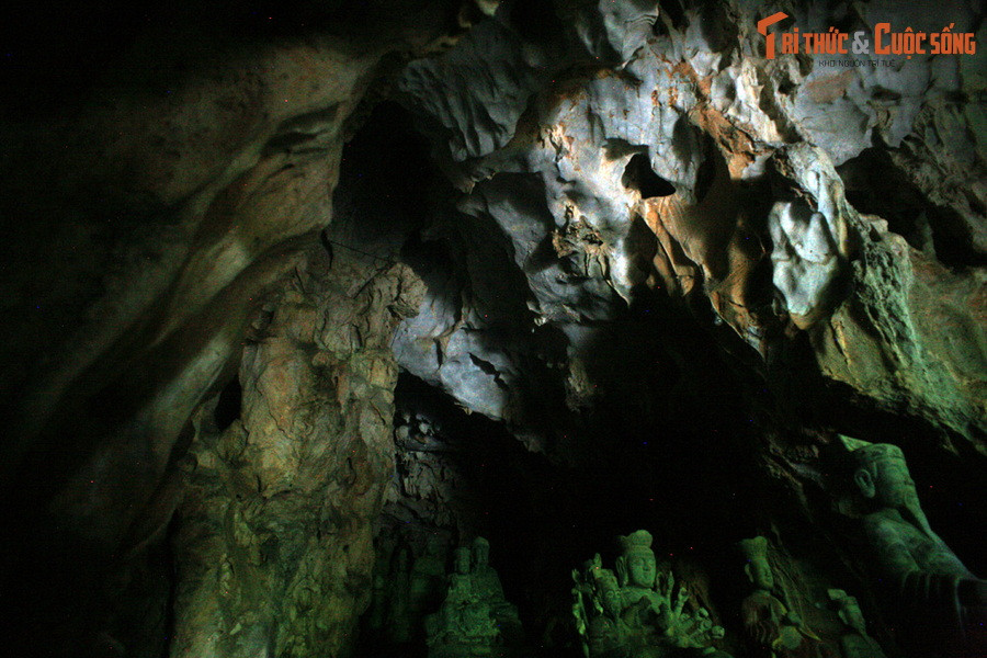 Trong hang có vô số khối nhũ đá với đủ hình dáng, và kích cỡ. Có khối nhũ to, tròn, nhẵn lì mọc từ nền hang nhô lên, hay thả xuống từ trên nóc động. Có cả những cột đá nối liền nền hang và trần hang, được ví như “cột chống trời”.