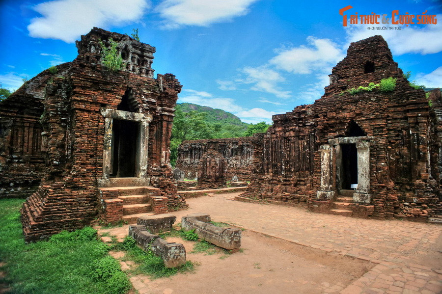 Là một trong những trung tâm lớn của Ấn Độ giáo ở Đông Nam Á và là di sản duy nhất của thể loại này tại Việt Nam, Thánh địa Mỹ Sơn sánh ngang với các tổ hợp đền đài vĩ đại khác ở Đông Nam Á như Borobudur (Indonesia), Pagan (Myanma), Angkor Wat (Campuchia)...