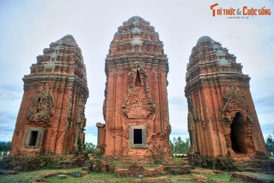  2. Tháp Dương Long. Nằm ở khu vực giáp ranh giữa hai xã Bình Hòa và An Chánh thuộc huyện Tây Sơn, tỉnh Bình Định, tháp Dương Long có niên đại từ khoảng thế kỷ 12, là tòa tháp Chăm cao nhất Việt Nam.