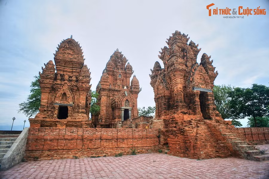 Di tích tháp Po Klong Garai gắn liền với tín ngưỡng truyền thống của đồng bào Chăm ở địa phương. Hằng năm, người Chăm đều tổ chức các ngày lễ hội ngay tại tháp để tưởng nhớ đến công ơn của vị vua Po Klong Garai tại nơi đây.