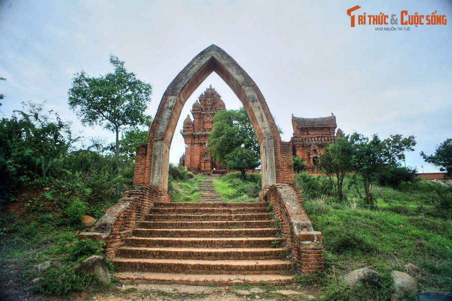  4. Tháp Po Klong Garai. Nằm trên một ngọn đồi cao ở thành phố Phan Rang – Tháp Chàm, tỉnh Ninh Thuận, tháp Po Klong Garai được xây dựng vào cuối thế kỷ 13, đầu thế kỷ 14. Ngày nay, quần thể tháp còn lại ba công trình là tháp chính, tháp cổng và tháp lửa