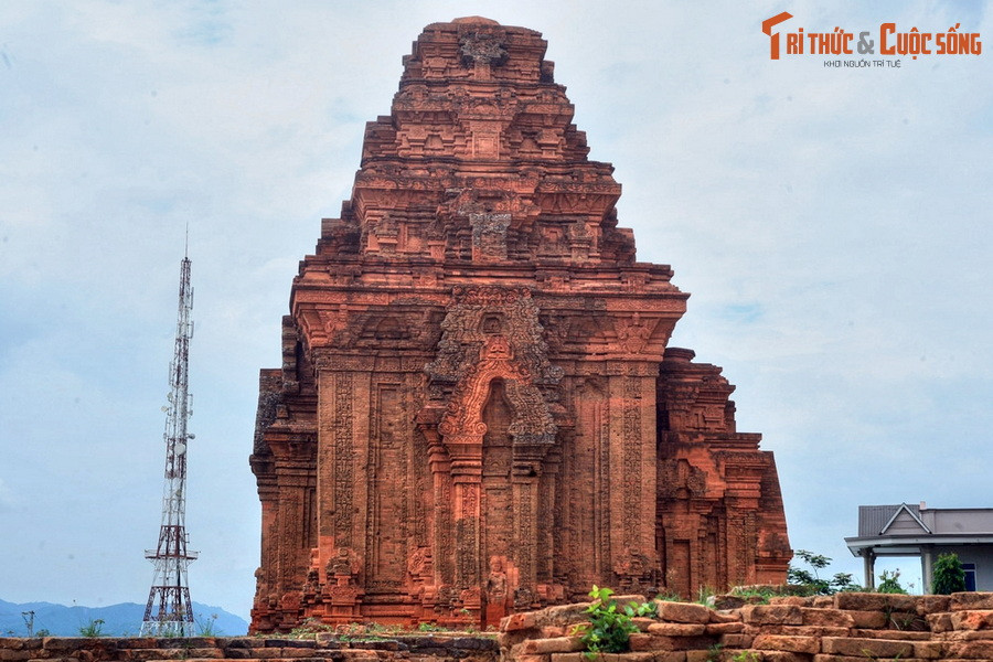 Tháp Nam là tháp lớn và còn nguyên vẹn hơn trong quần thể tháp Hòa Lai. Tháp phía Bắc có quy mô nhỏ hơn, được trang trí tương tự tháp Nam. Cả hai tòa tháp mang một phong cách kiến trúc đặc trưng, được giới nghiên cứu đặt tên là phong cách Hòa Lai.