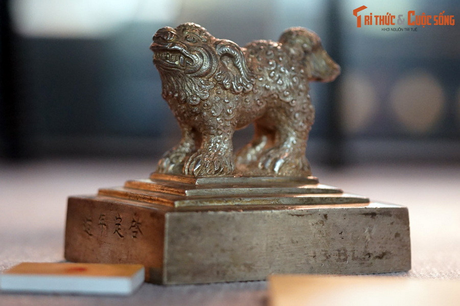 Tượng sư tử / nghê trên ấn làm bằng bạc thời Nguyễn, thế kỷ 19 – 20, nằm trong bộ sưu tập hiện vật cung đình triều Nguyễn (BT LSQG).