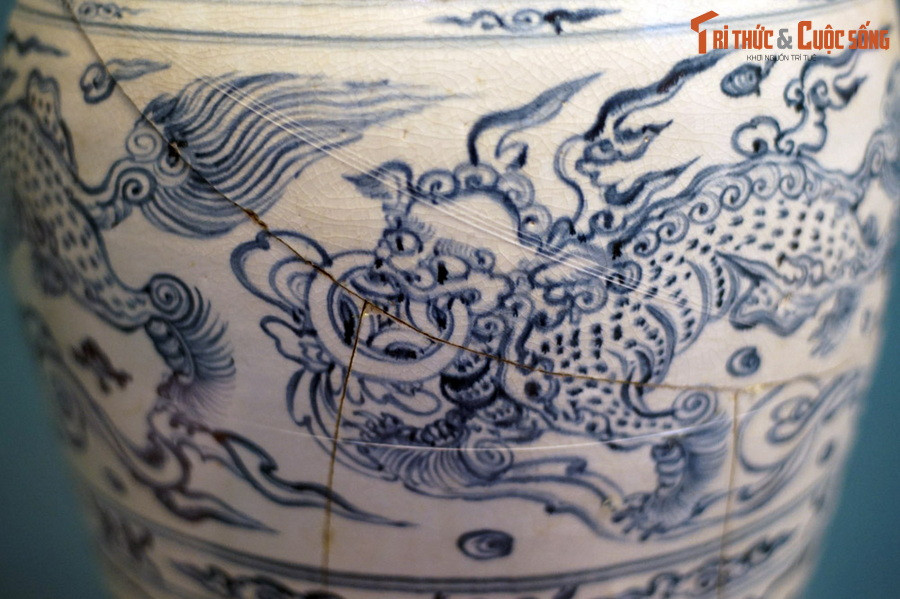 Hình sư tử hí tiền trên bình gốm hoa lam thời Lê Sơ, thế kỷ 15, hiện vật tàu cổ Cù Lao Chàm, Hội An, Quảng Nam (BT LSQG). Đề tài sư tử hí tiền, sư tử hí cầu bắt đầu xuất hiện từ thời Trần về sau, phổ biến và đạt tới đỉnh cao thời Lê Sơ, là hình ảnh biểu trưng của sự thái bình thịnh trị. Đây vốn là ý nghĩa của kỳ lân, được gán ghép cho sư tử.