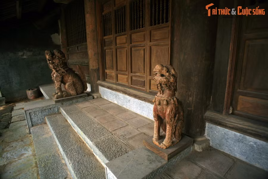 Hình Sư tử – Chó ít nhất bắt đầu xuất hiện từ thời Lê sơ (thế kỷ 15), chủ yếu trên đồ thờ cúng, trong trang trí kiến trúc hoặc trong tư cách là linh vật trấn giữ… Ảnh: Cặp sư tử cổ ở di tích Thái miếu nhà Hậu Lê (Thánh Hóa).