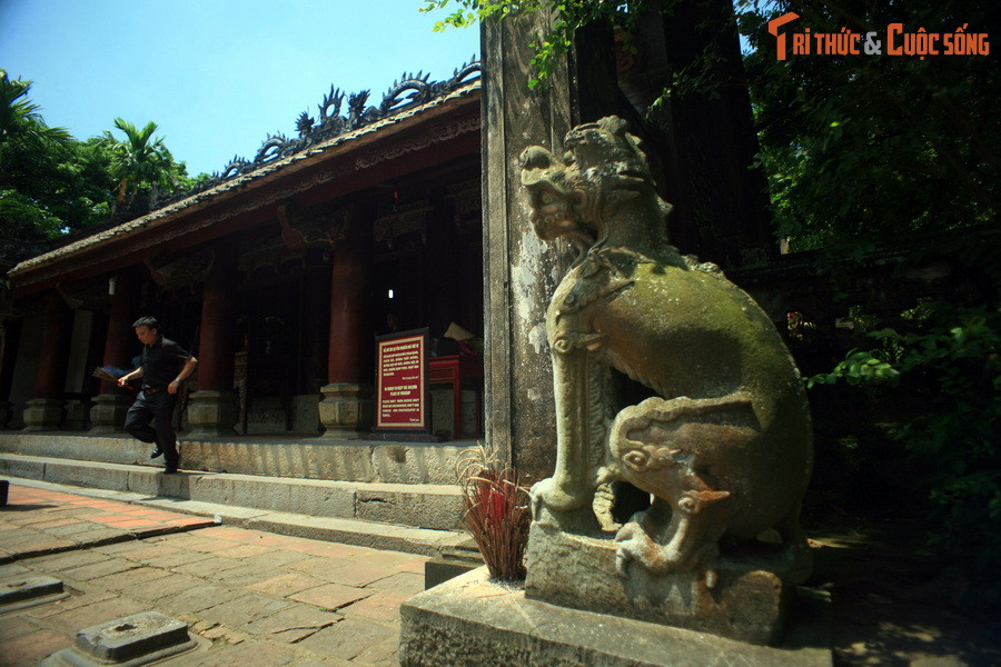 Tuy nhiên, nhiều khi, những hình sư tử nhỏ trong trang trí hoặc đồ thờ cúng cũng được gọi là Nghê hoặc Lân. Có những linh vật trong hình Sư tử – Chó, dân gian thường gọi là Nghê, nhưng trong văn bản chính thống ghi chép về việc tạo tác này vẫn gọi là Sư tử… Ảnh: Tượng nghê chầu ở Cố đô Hoa Lư, Ninh Bình.