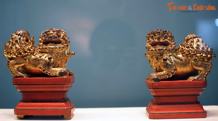 Về đặc điểm tạo hình cơ bản có hai loại: hình Sư tử (các chi tiết hình thể của sư tử) và kết hợp đặc điểm Sư tử – Chó (đầu Sư tử, thân Chó). Trong đó, hình Sư tử xuất hiện ở mọi thời đại, trên nhiều loại hình nghệ thuật. Ảnh: Cặp sư tử làm bằng gỗ sơn thếp thời Nguyễn, thế kỷ 19 đầu 20 (BT LSQG).