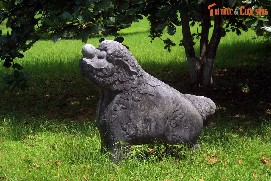 Ở Việt Nam thì diễn biến khá phức tạp. Thông thường, linh vật này được gọi là Sư tử khi tạo theo hình tướng Sư tử, gọi là Nghê khi mang đặc điểm kết hợp của Sư tử và Chó. Ảnh: Nghê đá chầu trước Đại Hồng Môn ở lăng Minh Mạng, Huế.