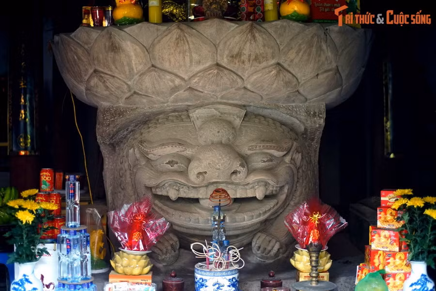 Ở các ngôi chùa Việt xưa, bệ tượng Phật tạo hình Sư tử thường gọi là “Sư tử tọa”, nhưng đôi khi cũng gọi là “Nghê tòa”, tục danh gọi là Ông Sấm… Ảnh: Bảo vật quốc gia Ông Sấm chùa Hương Lãng (Hưng Yên).