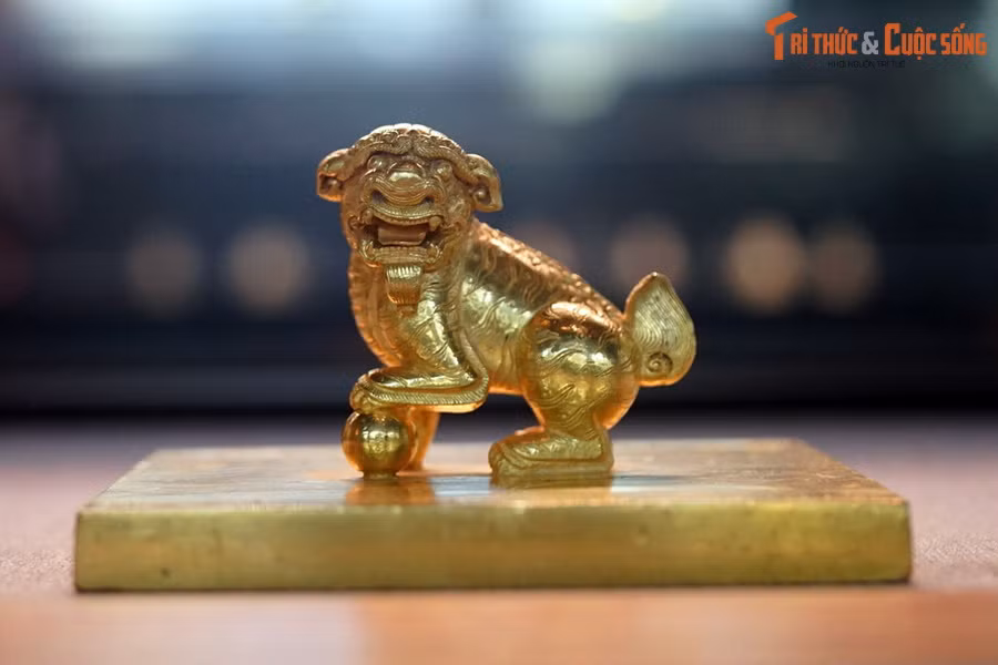 Tượng sư tử trên ấn “Đại Việt quốc Nguyễn chúa vĩnh trấn chi bảo” bằng vàng, thời Lê Trung Hưng, niên hiệu Vĩnh Thịnh thứ 5 (1709) (BT LSQG).