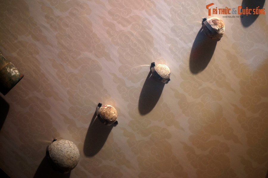 Đạn đá Giảng Võ trường có hình cầu, có gân trắng, bề mặt phủ lớp patin màu xám trắng, đường kính trung bình 4 – 8 cm.