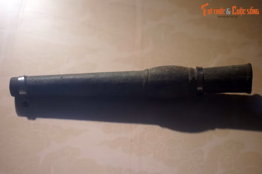 Có niên đại vào thời Hậu Lê, súng lệnh Giảng Võ trường được đúc bằng hợp kim đồng, có độ dài trung bình 35-45 cm, được chia làm 3 phần: phần nòng, phần bầu nạp thuốc và phần đuôi.