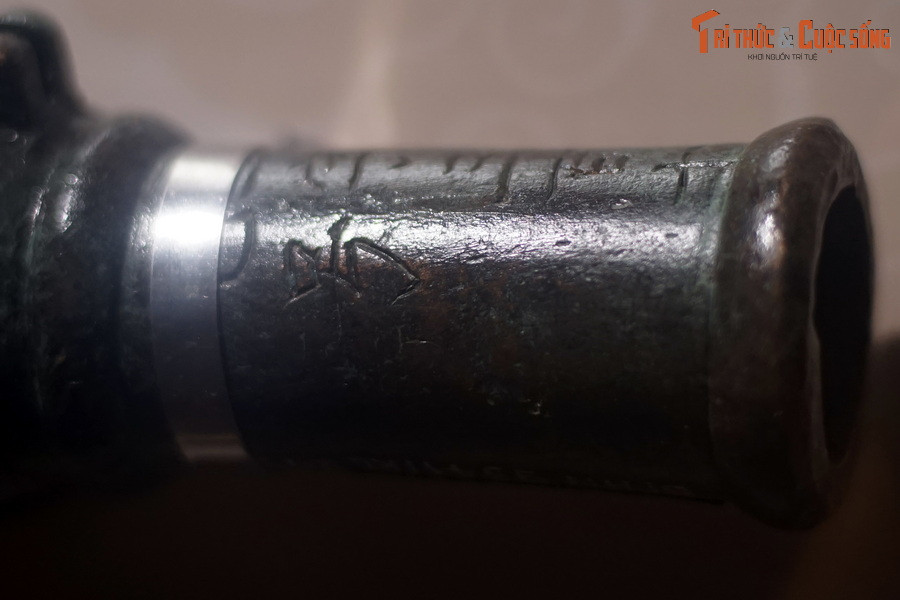 Trên súng có khắc chữ “Công tự tam bách thập thất hiệu” có nghĩa là “hiệu chữ công số 317”. Đây là số hiệu chính quy do triều đình cấp phát cho các đơn vị quân đội.