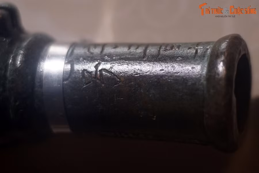 Trên súng có khắc chữ “Công tự tam bách thập thất hiệu” có nghĩa là “hiệu chữ công số 317”. Đây là số hiệu chính quy do triều đình cấp phát cho các đơn vị quân đội.