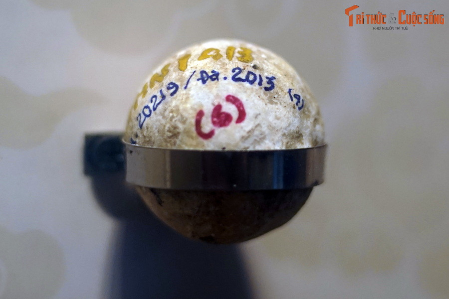 Một số viên đạn còn ám khói chứng tỏ chúng được bắn đi từ nòng của một khẩu súng nào đó, theo cơ chế dùng sức ép của thuốc nổ bắn đạn đá.