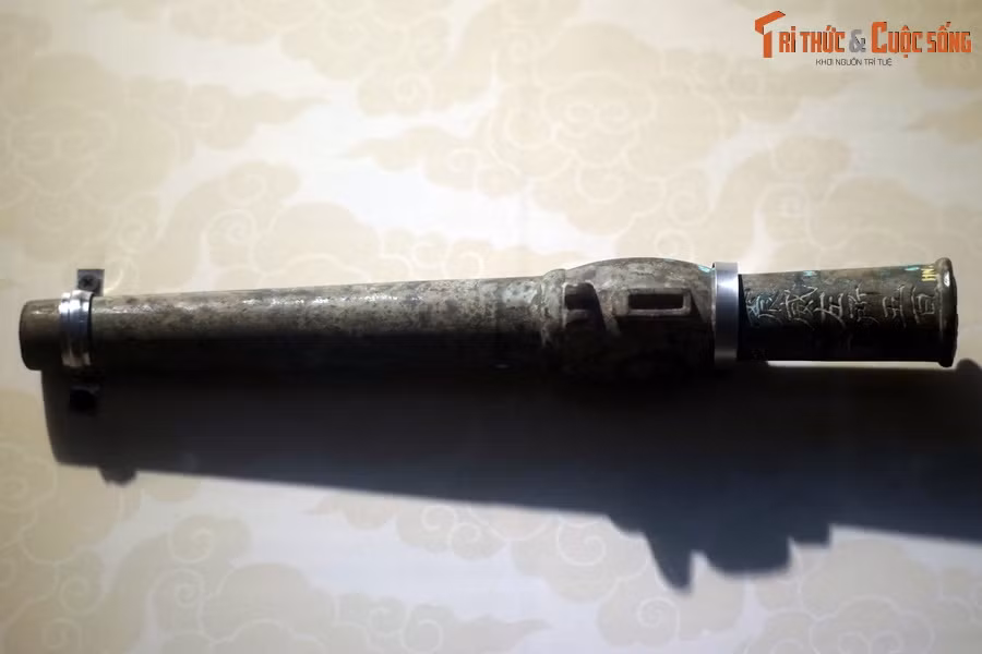 Ngược dòng thời gian, binh khí Đại Việt thời kỳ sơ khai chỉ dùng cơ bắp như giáo, mác, cung tên... đến cuối thời trần mới dùng hỏa khí. Trong huấn luyện, súng lệnh là khí tài không thể thiếu.