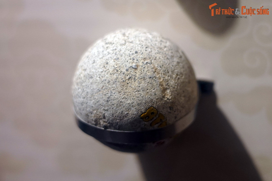 Việc phát hiện khá nhiều đạn đá chứng tỏ vùng Ngọc Khánh vốn là một phần của thao trường xưa, còn lưu lại các tên dân gian như “Bãi Đạn”, “Trường Bắn”.