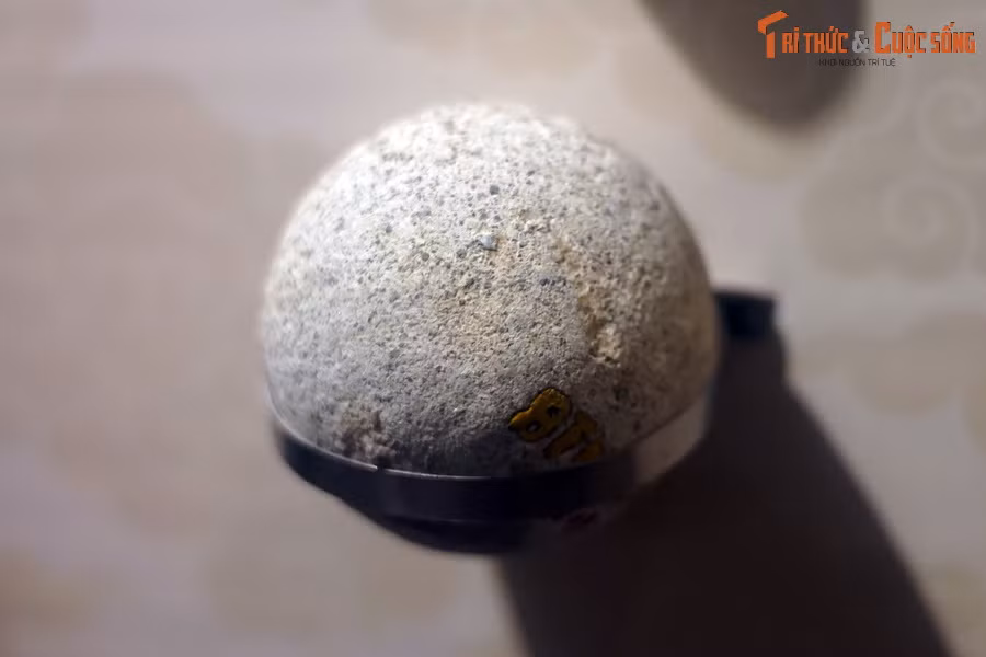 Việc phát hiện khá nhiều đạn đá chứng tỏ vùng Ngọc Khánh vốn là một phần của thao trường xưa, còn lưu lại các tên dân gian như “Bãi Đạn”, “Trường Bắn”.