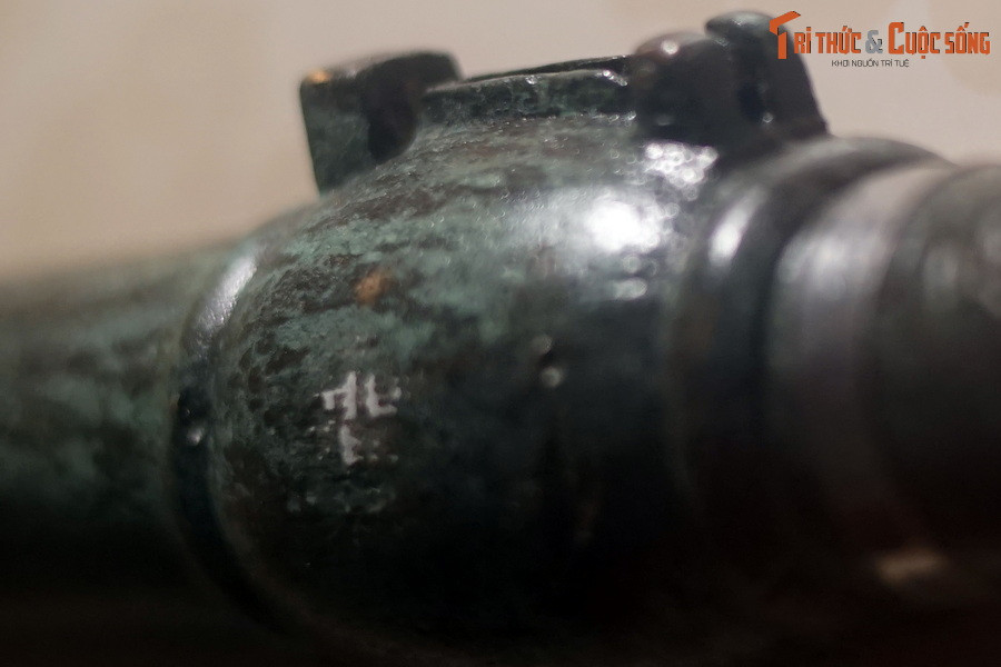 Phần bầu có ba chi tiết đáng chú ý, gồm hai trụ nổi như đường rãnh ngắm của súng, nằm giữa hai đường là một gờ nổi có lỗ nhỏ để tra dây cháy chậm gây nổ cho thuốc chứa trong bầu.