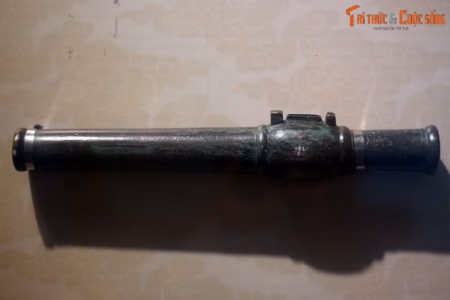  Hỏa khí là tên gọi chung của những vũ khí vận hành bằng thuốc súng. Trong quá trình khai quật di tích Giảng Võ trường ở hồ Ngọc Khánh, Hà Nội, nhiều di vật thuộc loại hình hỏa khí đã được tìm thấy, gồm súng lệnh và đạn đá. Ảnh: Một khẩu súng lệnh trong bộ sưu tập vũ khí Giảng Võ trường, Bảo tàng Hà Nội.