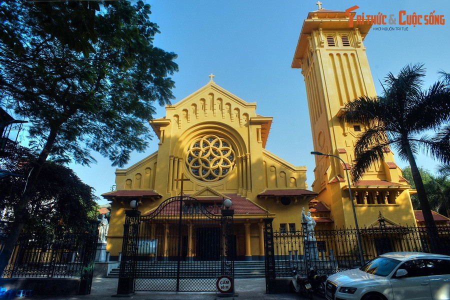 8. Tọa lạc tại số 56 Phố Phan Đình Phùng, quận Ba Đình, nhà thờ Cửa Bắc được xây dựng từ năm 1925 -1930. Công trình được xây dựng như một sự tri ân 6 vị chân phước đã được phúc tử vì đạo tại Hà Nội, đặc biệt là cha Théophane Vénard, tử đạo ngoài cửa Bắc thành Hà Nội năm 1861.