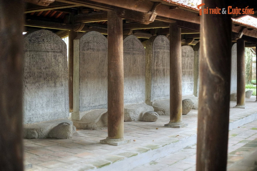 Toàn bộ khu di tích có tường gạch vồ bao quanh, phía trong chia thành 5 lớp không gian với các kiến trúc khác nhau. Các công trình nổi bật là Khuê Văn Các và 82 tấm bia Tiến sĩ, được coi là những biểu tượng cho nền khoa cử Việt Nam thời phong kiến.