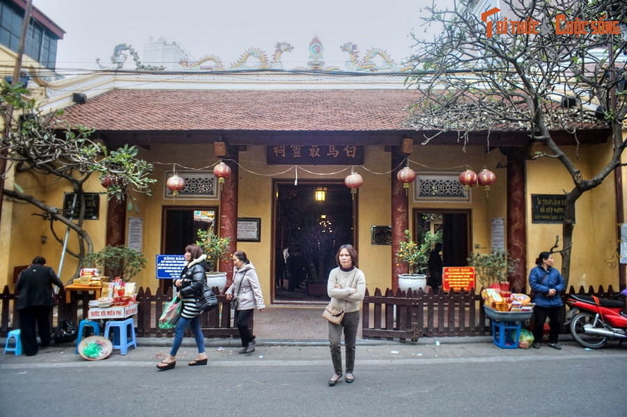 6. Nằm ở số 76 phố Hàng Buồm, quận Hoàn Kiếm, đền Bạch Mã là một trong tứ Trấn của kinh thành Thăng Long xưa. Theo sử sách, đền được xây dựng từ thế kỷ 9 để thờ thần Long Đỗ, vị thần gắn với truyền thuyết về sự hình thành kinh đô Thăng long thuở sơ khai.