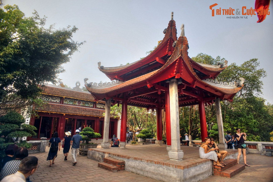 Về tổng quan, ngôi đền là một quần thể kiến trúc kéo dài từ bờ hồ Hoàn Kiếm ra đảo Ngọc. Chính điện của đền là nơi thờ anh hùng dân tộc Trần Hưng Đạo. Gian chái bên chính điện trưng bày hai tiêu bản rùa Hồ Gươm, sinh vật gắn với truyền thuyết vua Lê Lợi trả gươm cho Rùa Thần.