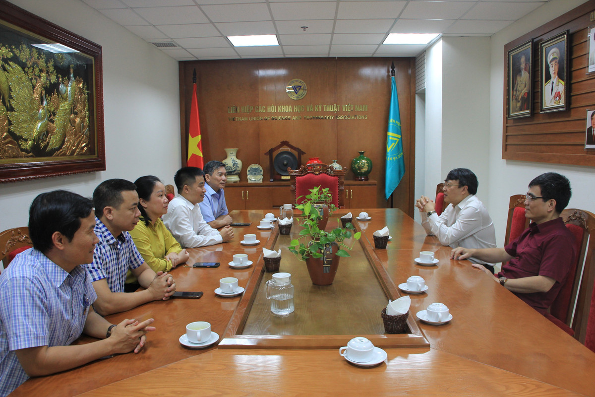 Dai dien Ban Tuyen giao Trung uong chuc mung VUSTA ngay Khoa hoc Cong nghe Viet Nam-Hinh-2