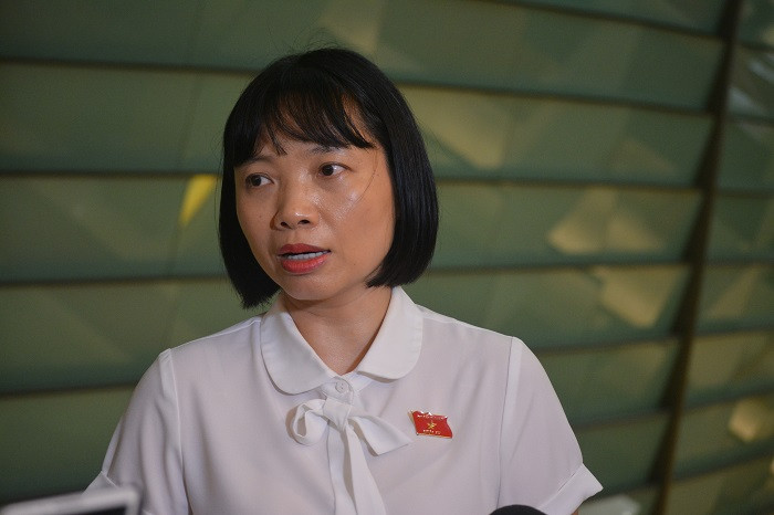 Đại biểu Nguyễn Thị Việt Nga (Hải Dương) trao đổi với PV Tri thức và Cuộc sống bên hành lang Quốc hội.