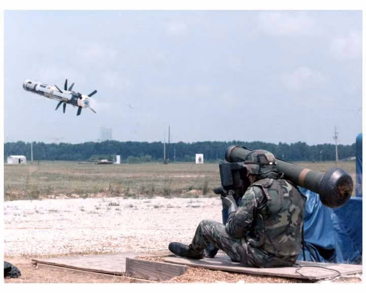 Đặc biệt, nó là một trong số ít tên lửa chống tăng vác vai sở hữu quỹ đạo tấn công từ trên xuống – nhắm vào phần nóc – nơi thường bọc giáp mỏng nhất trên xe tăng. Nguồn ảnh: Wikipedia