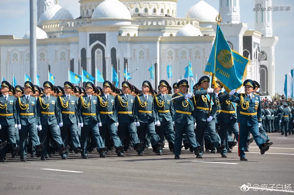 Thực sự nếu không có điểm độc đáo dắt máy bay đi bộ thì cuộc duyệt binh của Kazakhstan rất hoành tráng. Đây được xem là cuộc duyệt binh lớn nhất trong lịch sử Quân đội Kazakhstan. Nguồn ảnh: Sina