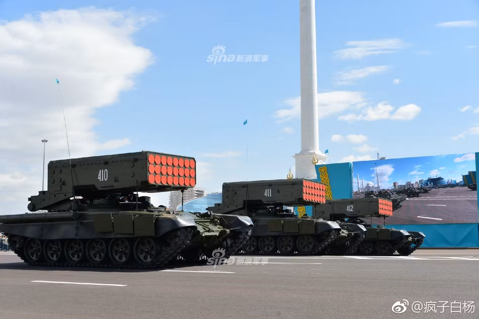 Siêu pháo phản lực TOS-1 Buratino – Quân đội Kazakhstan chỉ có 3 khẩu loại này. Nguồn ảnh: Sina